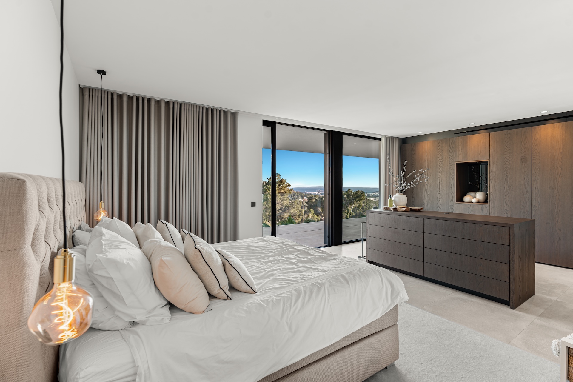 Resa Estates luxury vila Can Furnet modern Villa moderna bedroom10.jpg